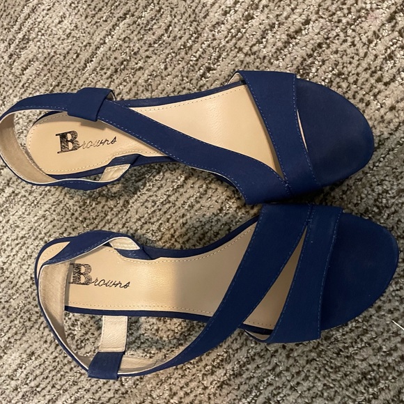 Browns Navy Heels like new - Picture 6 of 6